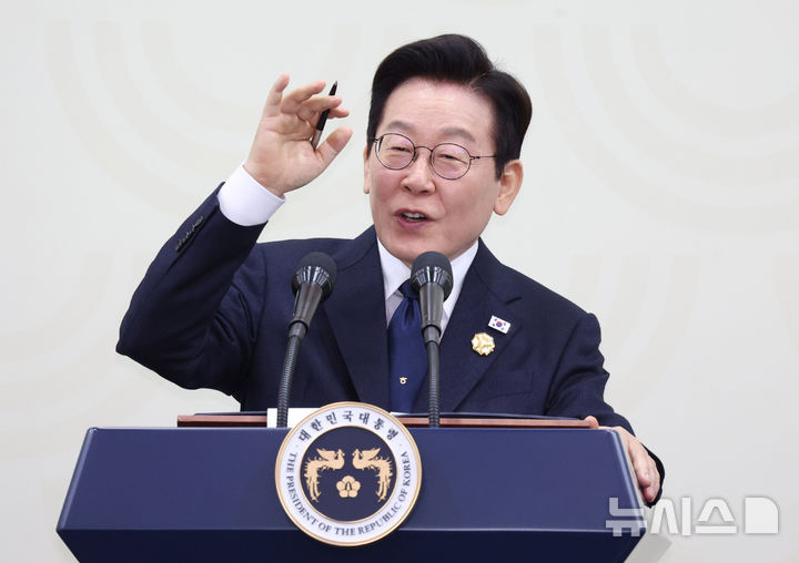 [경주=뉴시스] 추상철 기자 = 이재명 대통령이 1일 경북 경주화백컨벤션센터(HICO) 내 마련된 APEC(아시아태평양경제협력체) 정상회의 국제미디어센터(IMC)에서 기자회견을 하고 있다. 2025.11.01. scchoo@newsis.com