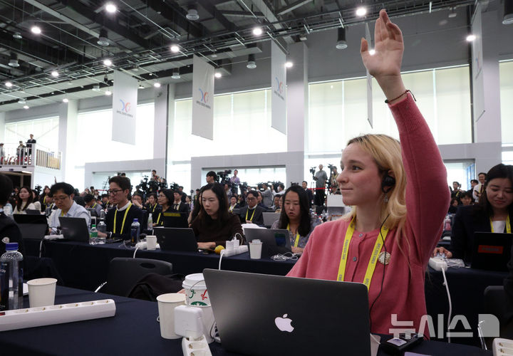 [경주=뉴시스] 고범준 기자 = 1일 경북 경주화백컨벤션센터(HICO) 내 마련된 APEC(아시아태평양경제협력체) 정상회의 국제미디어센터(IMC)에서 이재명 대통령의 기자회견 중 외신기자가 질문하고 있다. 2025.11.01. bjko@newsis.com