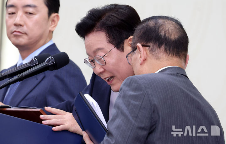 [경주=뉴시스] 추상철 기자 = 이재명 대통령이 1일 경북 경주화백컨벤션센터(HICO) 내 마련된 APEC(아시아태평양경제협력체) 정상회의 국제미디어센터(IMC)에서 기자회견중 위성락 국가안보실장과 대화하고 있다. 2025.11.01. scchoo@newsis.com