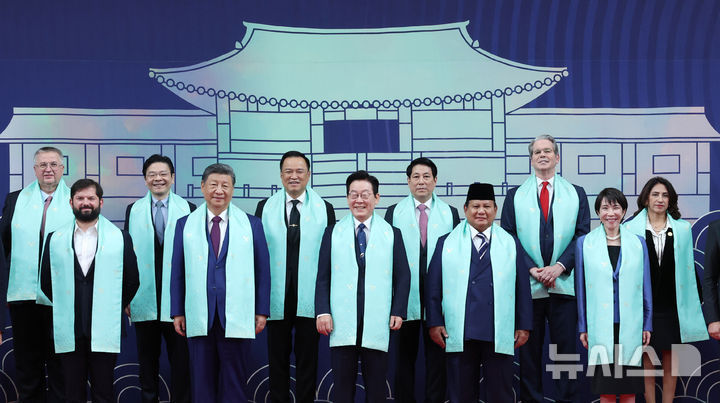 [경주=뉴시스] 최동준 기자 = 이재명 대통령이 1일 경북 경주화백컨벤션센터에서 열린 APEC(아시아태평양경제협력체) 정상회의 공식 기념촬영 행사에서 시진핑 중국 국가주석 등 각국 정상들과 기념촬영을 하고 있다. 2025.11.01. photocdj@newsis.com