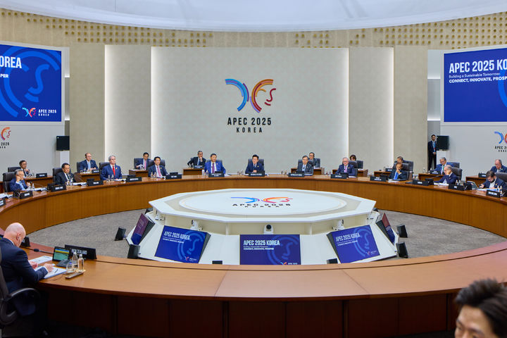 [경주=뉴시스] 고범준 기자 = 이재명 대통령이 1일 경북 경주 경주화백컨벤션센터(HICO)에서 열린 2025 APEC(아시아태평양경제협력체) 정상회의 제2세션에서 발언하고 있다. (사진=대통령실 제공) 2025.11.01. photo@newsis.com *재판매 및 DB 금지