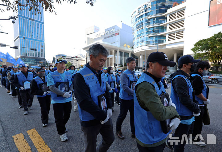 [서울=뉴시스] 조성우 기자 = 12·29 여객기 참사 유가족들이 1일 오후 서울 용산구 용산역 앞에서 영정을 들고 여객기 추락 참사에 대한 진상규명과 책임자 처벌을 촉구하며 용산 대통령실 방향으로 행진하고 있다. 2025.11.01. xconfind@newsis.com