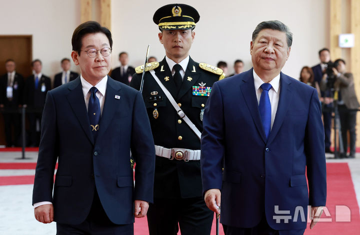 [경주=뉴시스] 최동준 기자 = 이재명 대통령과 시진핑 중국 국가주석이 1일 경북 경주박물관에서 열린 공식 환영식에서 의장대를 사열하고 있다. 2025.11.01. photocdj@newsis.com