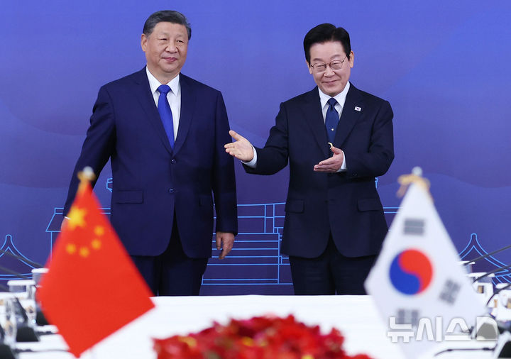 [경주=뉴시스] 최동준 기자 = 이재명 대통령과 시진핑 중국 국가주석이 1일 경북 경주박물관에서 한중 정상회담 기념촬영을 한 후 이동하고 있다. 2025.11.01. photocdj@newsis.com