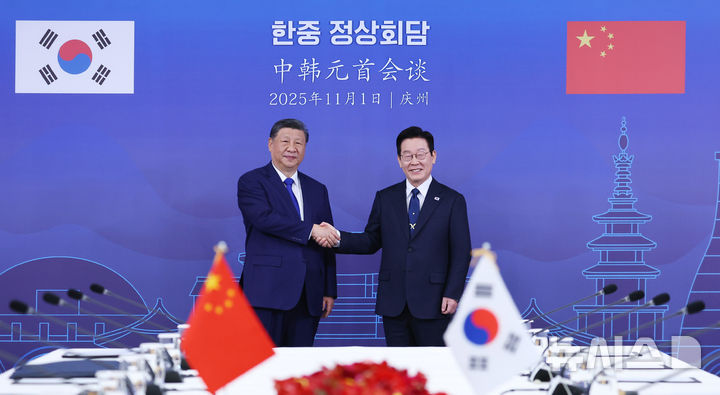 [경주=뉴시스] 최동준 기자 = 이재명 대통령과 시진핑 중국 국가주석이 1일 경북 경주박물관에서 한중 정상회담 기념촬영을 하고 있다. 2025.11.01. photocdj@newsis.com