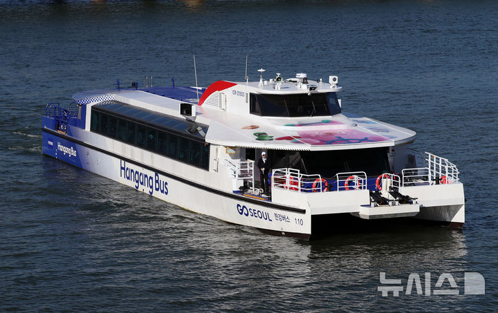 [서울=뉴시스] 조성우 기자 = 1일 운항을 재개한 한강버스가 서울 영등포구 여의도선착장에 들어서고 있다. 지난달 18일 정식 운항을 시작한 한강버스는 잦은 고장으로 열흘 만에 승객 탑승을 중단했다. 지난달 29일부터 한 달여간 안전성과 서비스 품질을 보강하기 위해 무승객 시범운항을 했다. 2025.11.01. xconfind@newsis.com
