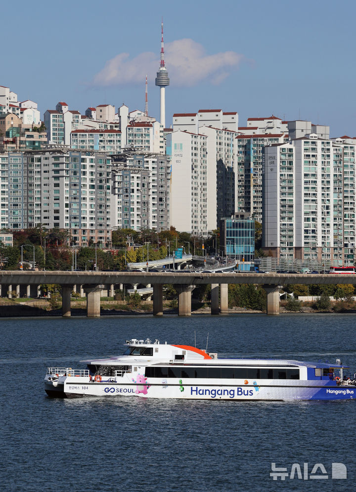 [서울=뉴시스] 조성우 기자 = 1일 운항을 재개한 한강버스가 서울 영등포구 여의도선착장 인근에서 마곡 방면으로 운항하고 있다. 지난달 18일 정식 운항을 시작한 한강버스는 잦은 고장으로 열흘 만에 승객 탑승을 중단했다. 지난달 29일부터 한 달여간 안전성과 서비스 품질을 보강하기 위해 무승객 시범운항을 했다. 2025.11.01. xconfind@newsis.com