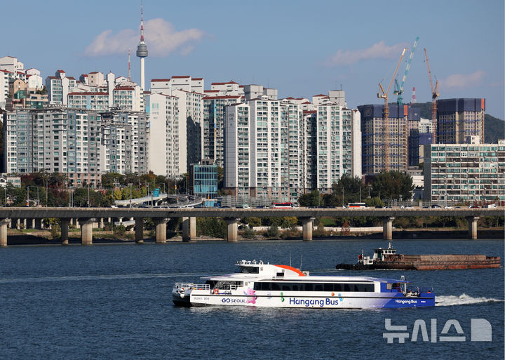 [서울=뉴시스] 조성우 기자 = 1일 운항을 재개한 한강버스가 서울 영등포구 여의도선착장 인근에서 마곡 방면으로 운항하고 있다. 지난달 18일 정식 운항을 시작한 한강버스는 잦은 고장으로 열흘 만에 승객 탑승을 중단했다. 지난달 29일부터 한 달여간 안전성과 서비스 품질을 보강하기 위해 무승객 시범운항을 했다. 2025.11.01. xconfind@newsis.com