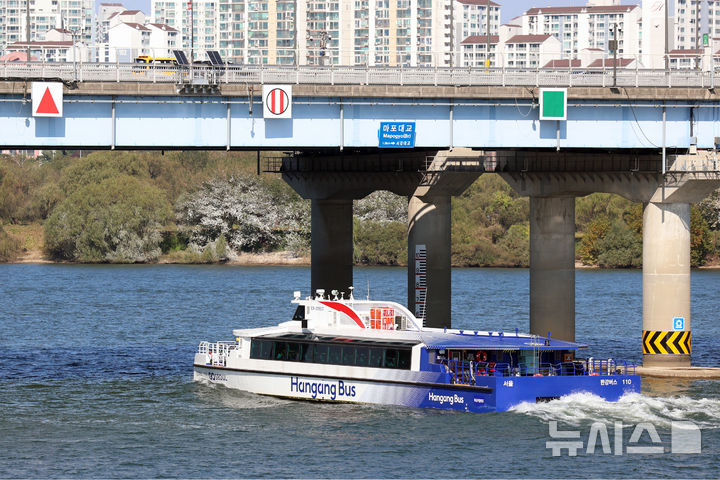 [서울=뉴시스] 조성우 기자 = 1일 운항을 재개한 한강버스가 서울 영등포구 여의도선착장을 나서 마포대교를 지나고 있다. 지난달 18일 정식 운항을 시작한 한강버스는 잦은 고장으로 열흘 만에 승객 탑승을 중단했다. 지난달 29일부터 한 달여간 안전성과 서비스 품질을 보강하기 위해 무승객 시범운항을 했다. 2025.11.01. xconfind@newsis.com