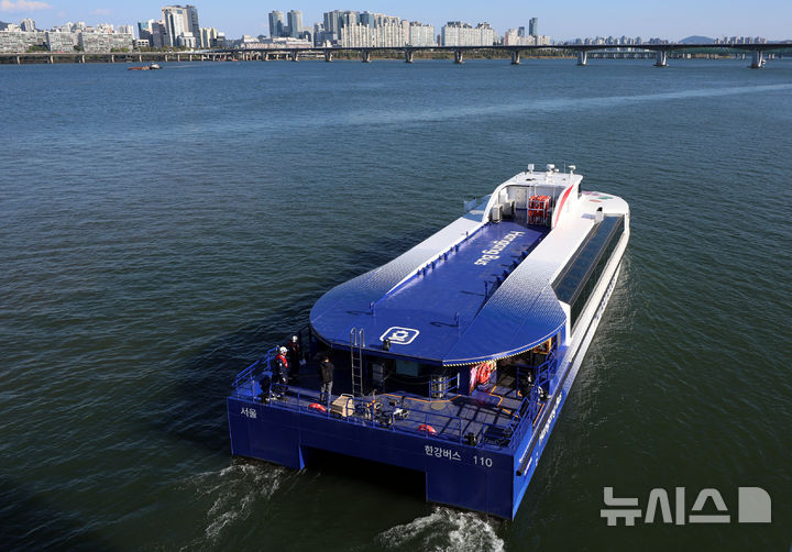 [서울=뉴시스] 조성우 기자 = 1일 운항을 재개한 한강버스가 서울 영등포구 여의도선착장을 나서고 있다. 지난달 18일 정식 운항을 시작한 한강버스는 잦은 고장으로 열흘 만에 승객 탑승을 중단했다. 지난달 29일부터 한 달여간 안전성과 서비스 품질을 보강하기 위해 무승객 시범운항을 했다. 2025.11.01. xconfind@newsis.com