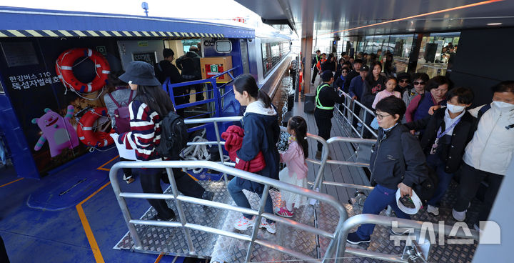 [서울=뉴시스] 조성우 기자 = 한강버스가 운항을 재개한 1일 서울 영등포구 여의도선착장에서 시민들이 한강버스에 탑승하고 있다.지난달 18일 정식 운항을 시작한 한강버스는 잦은 고장으로 열흘 만에 승객 탑승을 중단했다. 지난달 29일부터 한 달여간 안전성과 서비스 품질을 보강하기 위해 무승객 시범운항을 했다. 2025.11.01. xconfind@newsis.com