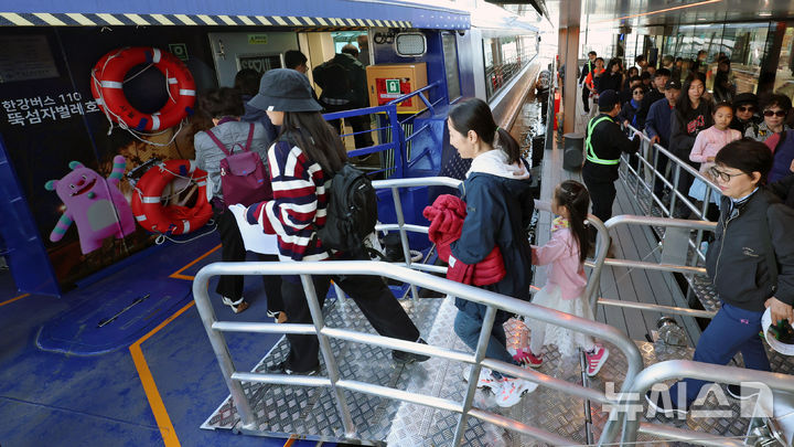 [서울=뉴시스] 조성우 기자 = 한강버스가 운항을 재개한 1일 서울 영등포구 여의도선착장에서 시민들이 한강버스에 탑승하고 있다. 지난달 18일 정식 운항을 시작한 한강버스는 잦은 고장으로 열흘 만에 승객 탑승을 중단했다. 지난달 29일부터 한 달여간 안전성과 서비스 품질을 보강하기 위해 무승객 시범운항을 했다. 2025.11.01. xconfind@newsis.com