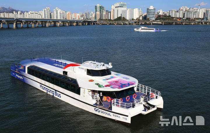 [서울=뉴시스] 조성우 기자 = 1일 운항을 재개한 한강버스가 서울 영등포구 여의도선착장에 들어서고 있다. 지난달 18일 정식 운항을 시작한 한강버스는 잦은 고장으로 열흘 만에 승객 탑승을 중단했다. 지난달 29일부터 한 달여간 안전성과 서비스 품질을 보강하기 위해 무승객 시범운항을 했다. 2025.11.01. xconfind@newsis.com