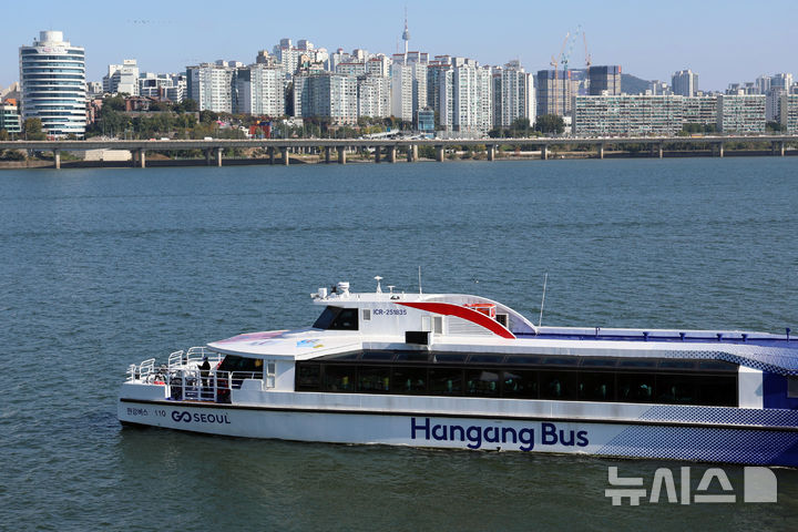 [서울=뉴시스] 조성우 기자 = 1일 운항을 재개한 한강버스가 서울 영등포구 여의도선착장을 나서고 있다. 지난달 18일 정식 운항을 시작한 한강버스는 잦은 고장으로 열흘 만에 승객 탑승을 중단했다. 지난달 29일부터 한 달여간 안전성과 서비스 품질을 보강하기 위해 무승객 시범운항을 했다. 2025.11.01. xconfind@newsis.com