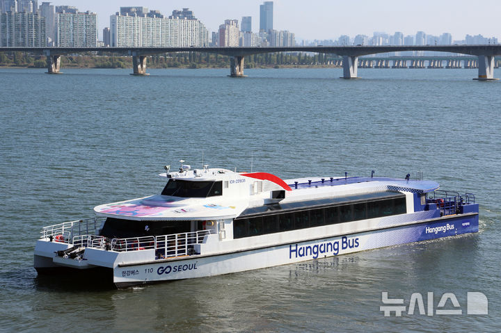 [서울=뉴시스] 조성우 기자 = 1일 운항을 재개한 한강버스가 서울 영등포구 여의도선착장을 나서고 있다. 지난달 18일 정식 운항을 시작한 한강버스는 잦은 고장으로 열흘 만에 승객 탑승을 중단했다. 지난달 29일부터 한 달여간 안전성과 서비스 품질을 보강하기 위해 무승객 시범운항을 했다. 2025.11.01. xconfind@newsis.com