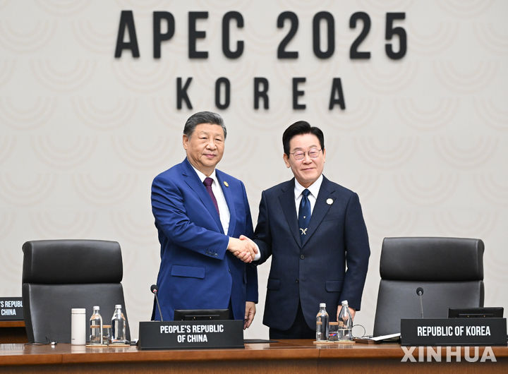 [경주=신화/뉴시스] 이재명 대통령과 시진핑 중국 국가주석이 1일 APEC 의장직 인수인계식을 하고 있다. 2025.11.01