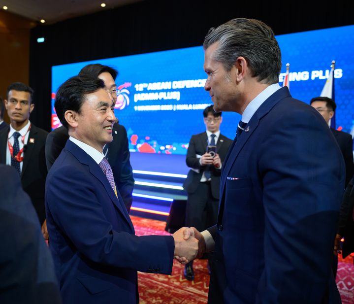 [서울=뉴시스] 황준선 기자 = 안규백 국방장관과 피트 헤그세스 미 전쟁부 장관이 1일 말레이시아 쿠알라룸푸르에서 열린 아세안확대국방장관회의(ADMM-PLUS)에서 인사를 나누고 있다. (사진=국방부 제공) 2025.11.01. photo@newsis.com *재판매 및 DB 금지