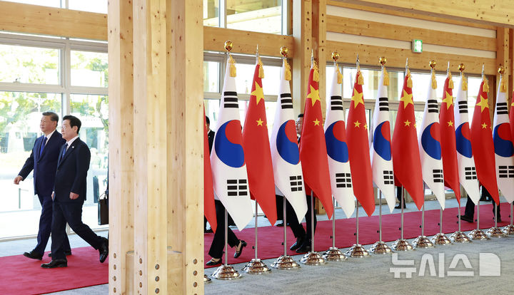 [경주=뉴시스] 최동준 기자 = 이재명 대통령과 시진핑 중국 국가주석이 1일 경북 경주박물관에서 열린 시 주석 공식 환영식장으로 들어서고 있다. 2025.11.01. photocdj@newsis.com