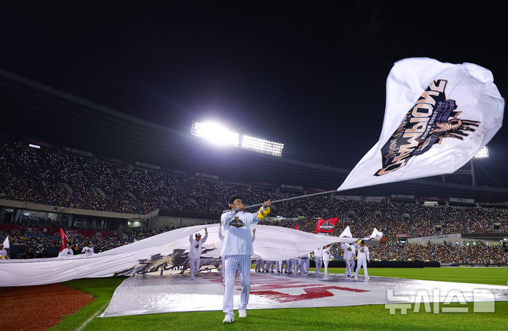 [서울=뉴시스] 황준선 기자 = LG트윈스 선수들이 1일 서울 송파구 잠실야구장에서 열린 '한국시리즈 통합우승 IN 잠실' 행사에서 그라운드를 돌며 팬들에게 감사 인사를 하고 있다. 2025.11.01. hwang@newsis.com