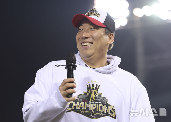 [서울=뉴시스] 황준선 기자 = LG트윈스 김현수가 1일 서울 송파구 잠실야구장에서 열린 '한국시리즈 통합우승 IN 잠실' 행사에서 웃음을 터트리고 있다. 2025.11.01. hwang@newsis.com