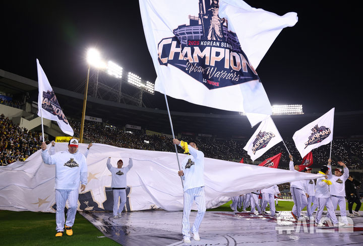 [서울=뉴시스] 황준선 기자 = LG트윈스 선수들이 1일 서울 송파구 잠실야구장에서 열린 '한국시리즈 통합우승 IN 잠실' 행사에서 그라운드를 돌며 팬들에게 감사 인사를 하고 있다. 2025.11.01. hwang@newsis.com
