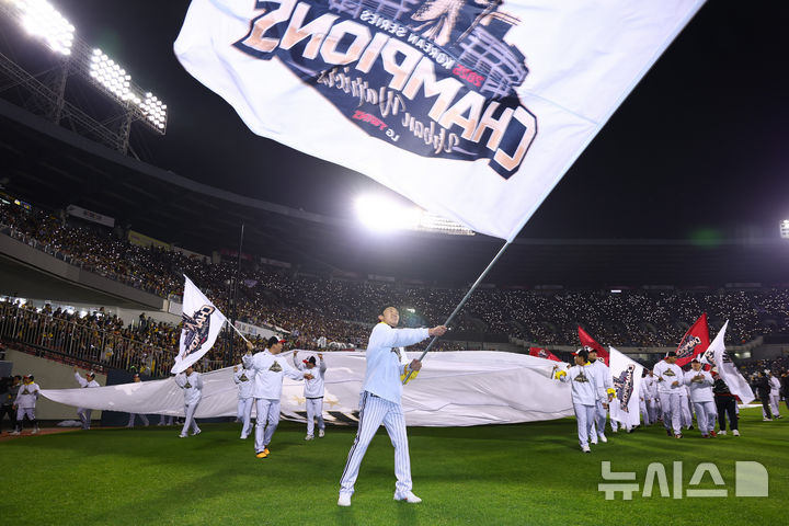 [서울=뉴시스] 황준선 기자 = LG트윈스 선수들이 1일 서울 송파구 잠실야구장에서 열린 '한국시리즈 통합우승 IN 잠실' 행사에서 그라운드를 돌며 팬들에게 감사 인사를 하고 있다. 2025.11.01. hwang@newsis.com