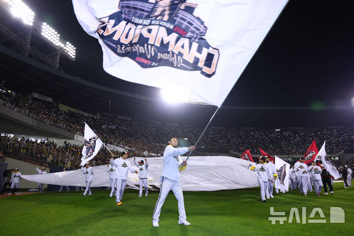 [서울=뉴시스] 황준선 기자 = LG트윈스 선수들이 1일 서울 송파구 잠실야구장에서 열린 '한국시리즈 통합우승 IN 잠실' 행사에서 그라운드를 돌며 팬들에게 감사 인사를 하고 있다. 2025.11.01. hwang@newsis.com