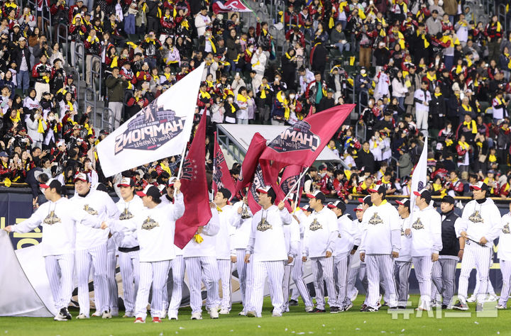 [서울=뉴시스] 황준선 기자 = LG트윈스 선수들이 1일 서울 송파구 잠실야구장에서 열린 '한국시리즈 통합우승 IN 잠실' 행사에서 그라운드를 돌며 팬들에게 감사 인사를 하고 있다. 2025.11.01. hwang@newsis.com