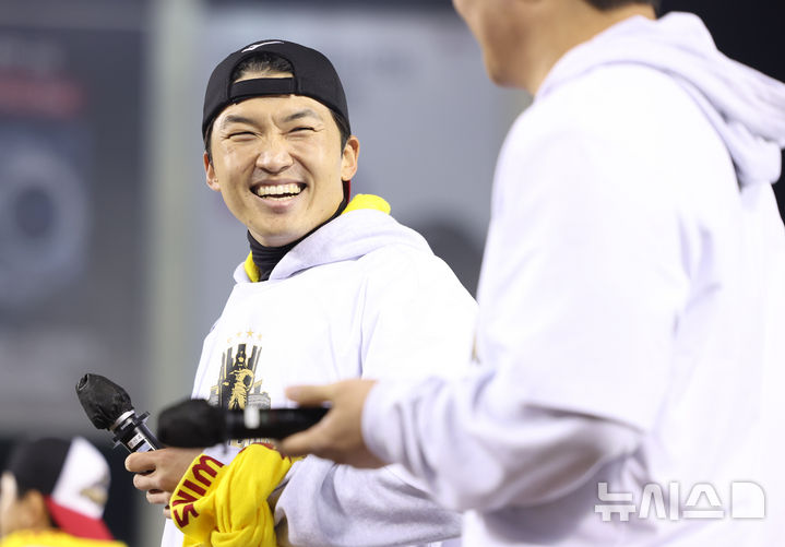 [서울=뉴시스] 황준선 기자 = LG트윈스 주장 박해민이 1일 서울 송파구 잠실야구장에서 열린 '한국시리즈 통합우승 IN 잠실' 행사에서 웃음을 터트리고 있다. 2025.11.01. hwang@newsis.com