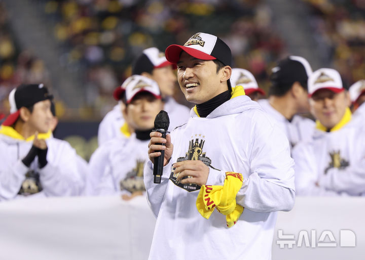 [서울=뉴시스] 황준선 기자 = LG트윈스 주장 박해민이 1일 서울 송파구 잠실야구장에서 열린 '한국시리즈 통합우승 IN 잠실' 행사에서 인사말 하고 있다. 2025.11.01. hwang@newsis.com