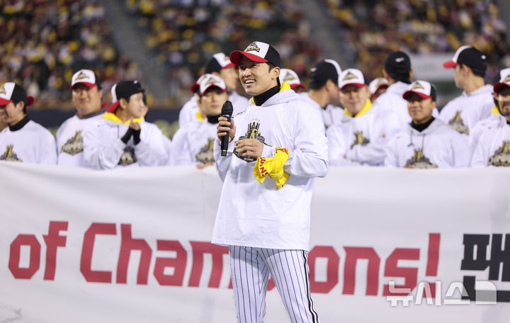 [서울=뉴시스] 황준선 기자 = LG트윈스 주장 박해민이 1일 서울 송파구 잠실야구장에서 열린 '한국시리즈 통합우승 IN 잠실' 행사에서 인사말 하고 있다. 2025.11.01. hwang@newsis.com