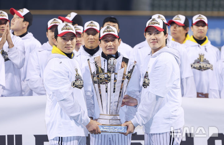 [서울=뉴시스] 황준선 기자 = LG트윈스 주장 박해민(왼쪽부터), 염경엽 감독, 임찬규가 1일 서울 송파구 잠실야구장에서 열린 '한국시리즈 통합우승 IN 잠실' 행사에서 트로피를 들어올리고 있다. 2025.11.01. hwang@newsis.com