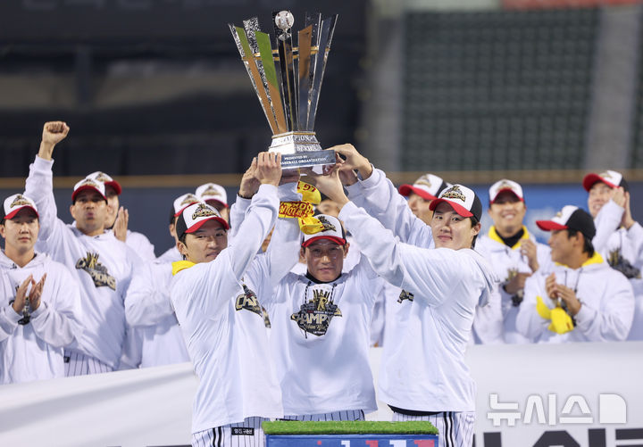 [서울=뉴시스] 황준선 기자 = LG트윈스 주장 박해민(왼쪽부터), 염경엽 감독, 임찬규가 1일 서울 송파구 잠실야구장에서 열린 '한국시리즈 통합우승 IN 잠실' 행사에서 트로피를 들어올리고 있다. 2025.11.01. hwang@newsis.com