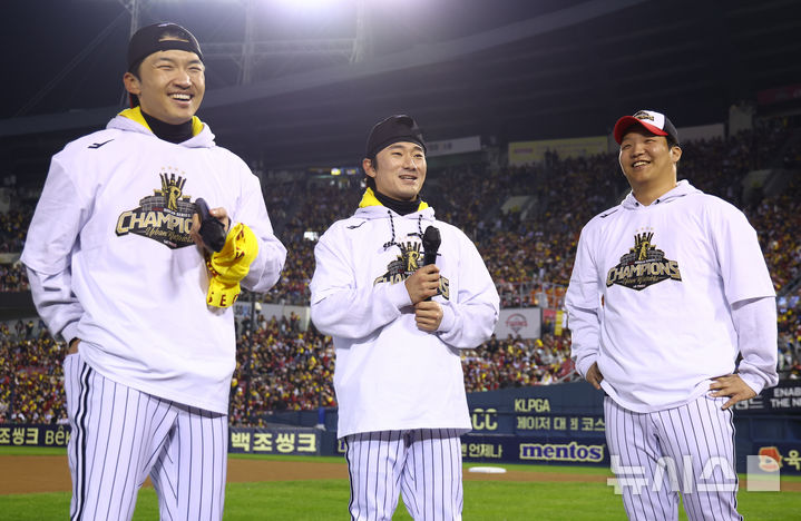 [서울=뉴시스] 황준선 기자 = LG트윈스 주장 박해민(왼쪽부터), 신민재, 문보경이 1일 서울 송파구 잠실야구장에서 열린 '한국시리즈 통합우승 IN 잠실' 행사에서 인사말을 하고 있다. 2025.11.01. hwang@newsis.com