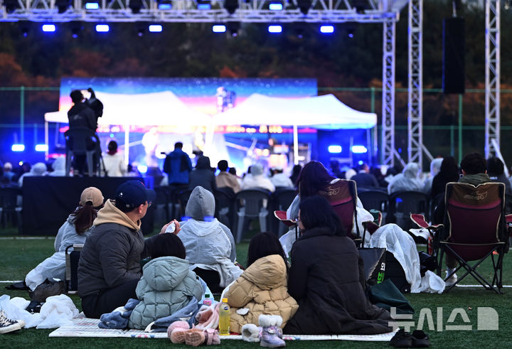 [화성=뉴시스] 김종택 기자 = '2025 화성재즈페스티벌'이 열린 1일 오후 경기 화성시 향남 도원체육공원에서 시민들이 깊어가는 가을 공기를 맞으며 흥겨운 재즈 선율을 즐기고 있다. 2025.11.01. jtk@newsis.com