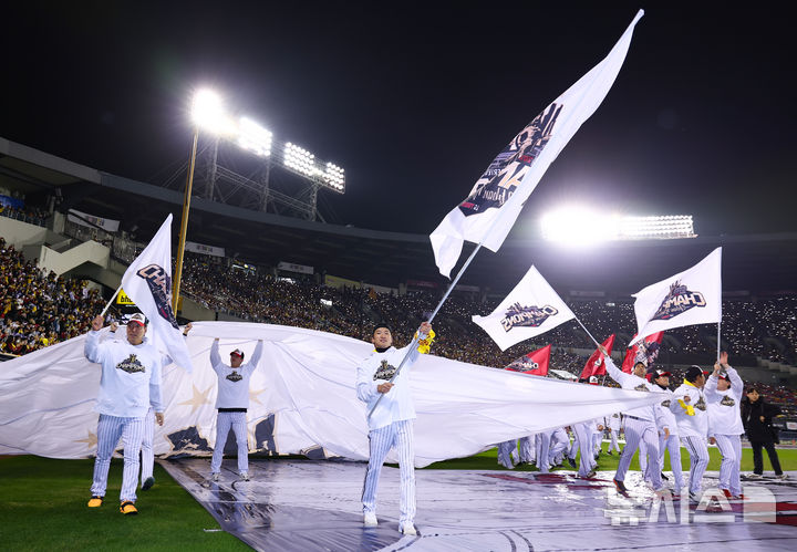 [서울=뉴시스] 황준선 기자 = LG트윈스 선수들이 1일 서울 송파구 잠실야구장에서 열린 '한국시리즈 통합우승 IN 잠실' 행사에서 그라운드를 돌며 팬들에게 감사 인사를 하고 있다. 2025.11.01. hwang@newsis.com