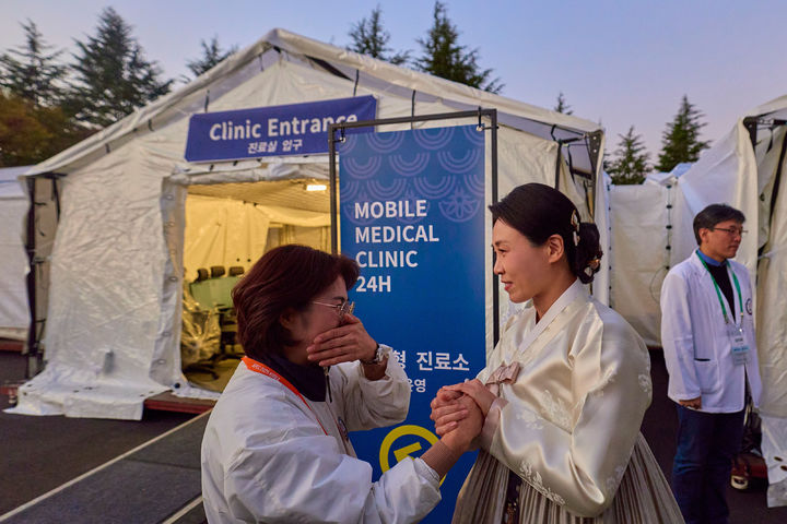 [경주=뉴시스] 최동준 기자 = 김혜경 여사가 1일 경북 경주시 APEC(아시아태평양경제협력체) 정상회의 현장진료소를 방문해 의료지원팀을 격려하고 있다. (사진=대통령실 제공) 2025.11.01. photo@newsis.com *재판매 및 DB 금지