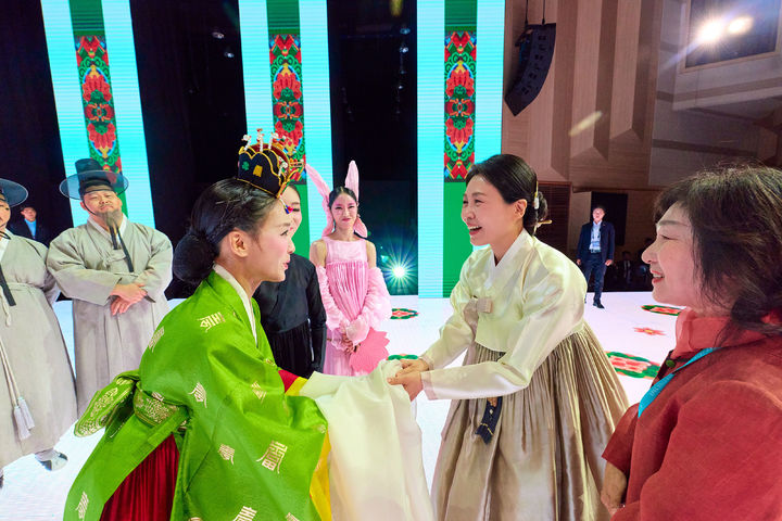 [경주=뉴시스] 최동준 기자 = 김혜경 여사가 1일 경북 경주엑스포대공원 문화센터를 방문해 전통연희극 '단심' 예술단을 격려하고 있다. (사진=대통령실 제공) 2025.11.01. photo@newsis.com *재판매 및 DB 금지