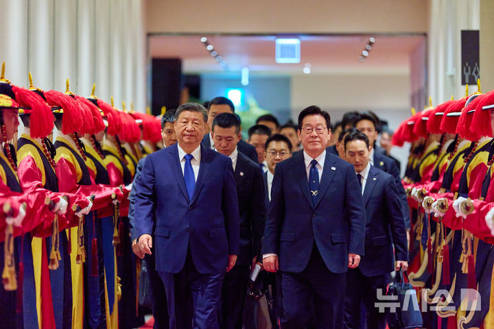 [경주=뉴시스] 고범준 기자 = 이재명 대통령과 시진핑 중국 국가주석이 1일 경북 소노캄 경주 그랜드볼룸에서 열린 한중 국빈만찬에 입장하고 있다. 2025.11.01. bjko@newsis.com *재판매 및 DB 금지