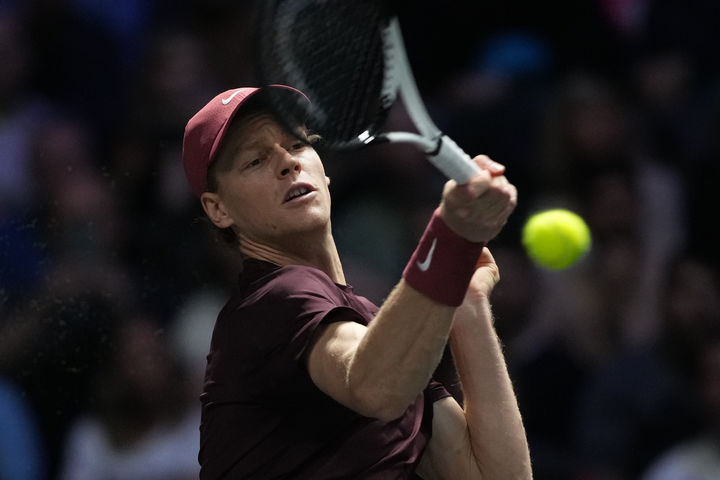 [파리=AP/뉴시스] 얀니크 신네르(이탈리아)가 2일(한국 시간) 프랑스 파리에서 열린 남자프로테니스(ATP) 투어 파리 마스터스 단식 4강전에서 알렉산더 츠베레프(독일)와 경기를 펼치고 있다. 2025.11.02