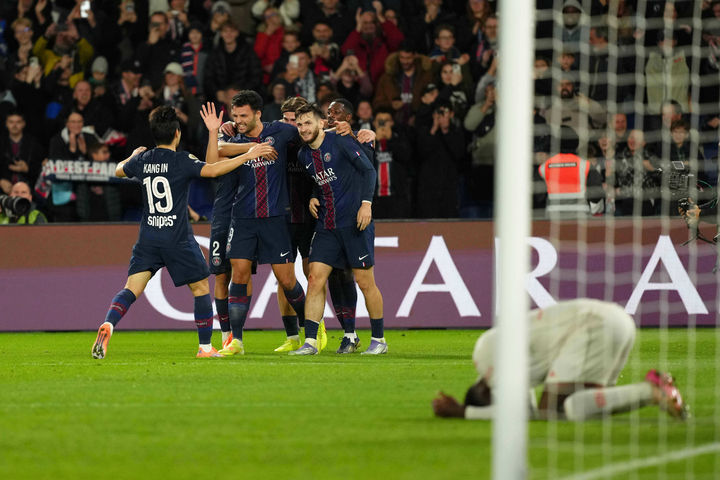 [파리=AP/뉴시스] 파리 생제르맹(PSG)의 이강인(왼쪽)이 1일(현지 시간) 프랑스 파리의 파르크 데 프랭스에서 열린 2025-26 리그1 11라운드 OGC 니스와 경기 후반 추가 시간 곤살루 하무스의 극장 결승골에 동료들과 함께 환호하고 있다. 후반 21분 교체 출전한 이강인은 결승 골에 기점 역할을 했고, PSG는 1-0으로 승리해 리그 선두를 지켰다. 2025.11.02.