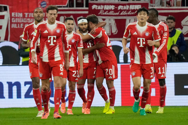 [뮌헨=AP/뉴시스] 바이에른 뮌헨의 김민재(오른쪽)가 1일(현지 시간) 독일 뮌헨 알리안츠 아레나에서 열린 2025-26 분데스리가 9라운드 레버쿠젠과 경기를 승리로 마친 후 동료들과 자축하고 있다. 김민재는 풀타임을 소화하며 팀의 3-0 승리를 지켰고, 뮌헨은 9전 전승으로 1위를 지켰다. 2025.11.02.