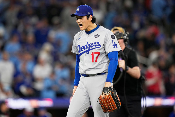 [토론토=AP/뉴시스] LA 다저스 오타니 쇼헤이가 2일(한국 시간) 캐나다 온타리오주 토론토의 로저스센터에서 열린 2025 메이저리그(MLB) 포스트시즌 월드시리즈(WS·7전4선승제) 7차전 토론토 블루제이스와의 원정 경기에 선발 등판해 2회를 무실점으로 막고 포효하고 있다. 2025.11.02.