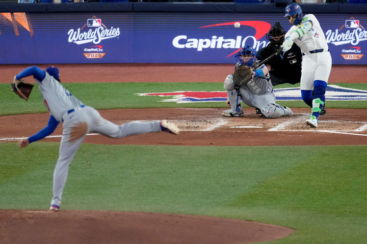 [토론토=AP/뉴시스] LA 다저스 오타니 쇼헤이가 2일(한국 시간) 캐나다 온타리오주 토론토의 로저스센터에서 열린 2025 메이저리그(MLB) 포스트시즌 월드시리즈(WS·7전4선승제) 7차전 토론토 블루제이스와의 원정 경기에 선발 등판해 3회 토론토 보 비셋에게 홈런을 맞고 있다. 2025.11.02.