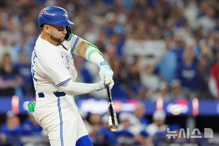 [토론토=AP/뉴시스] 메이저리그 토론토 블루제이스의 보 비솃이 1일(한국 시간) 캐나다 온타리오 토론토의 로저스센터에서 열린 2025 MLB 월드시리즈 7차전에서 3회말 LA 다저스를 상대로 3점 홈런을 치고 있다. 2025.11.02.