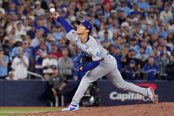 [토론토=AP/뉴시스] LA 다저스 야마모토 요시노부가 2일(한국 시간) 캐나다 온타리오주 토론토의 로저스센터에서 열린 2025 메이저리그(MLB) 포스트시즌 월드시리즈(WS·7전4선승제) 7차전 토론토 블루제이스와의 원정 경기에 불펜 등판해 공을 던지고 있다. 2025.11.02.