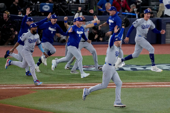 [토론토=AP/뉴시스] LA 다저스 선수단이 2일(한국 시간) 캐나다 온타리오주 토론토의 로저스센터에서 열린 2025 메이저리그(MLB) 포스트시즌 월드시리즈(WS·7전4선승제) 7차전 토론토 블루제이스와의 원정 경기에서 승리를 확정한 뒤 기뻐하고 있다. 2025.11.02.