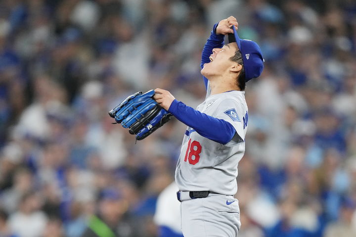 [토론토=AP/뉴시스] LA 다저스 야마모토 요시노부가 2일(한국 시간) 캐나다 온타리오주 토론토의 로저스센터에서 열린 2025 메이저리그(MLB) 포스트시즌 월드시리즈(WS·7전4선승제) 7차전 토론토 블루제이스와의 원정 경기에서 승리를 확정한 뒤 기뻐하고 있다. 2025.11.02.