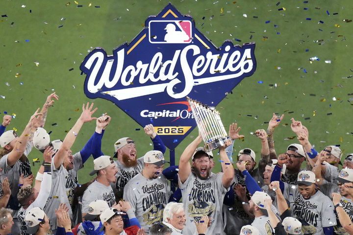 [토론토=AP/뉴시스] LA 다저스 선수단이 2일(한국 시간) 캐나다 온타리오주 토론토의 로저스센터에서 열린 2025 메이저리그(MLB) 포스트시즌 월드시리즈(WS·7전4선승제) 7차전 토론토 블루제이스와의 원정 경기에서 승리, WS 정상에 올랐다. 2025.11.02.