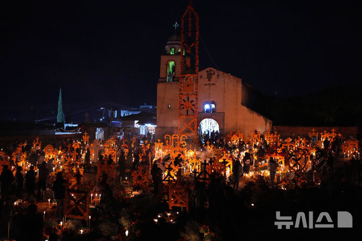 [AP/뉴시스] 멕시코 애도 축일 '이승을 떠난 자의 날' 교회 옆 마을 묘지 야간 모습